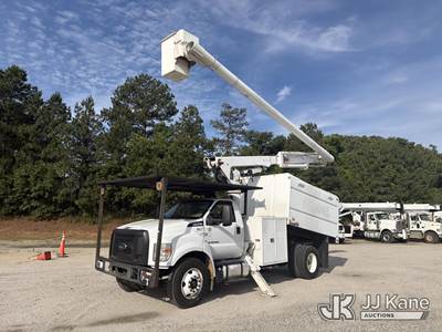 Altec LR756, 61 ft, Over-Center Bucket Truck