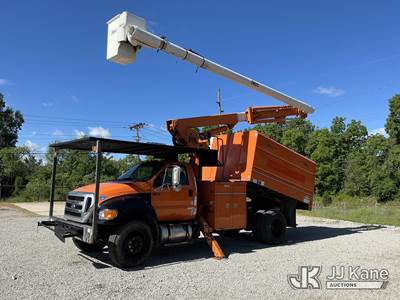 Altec LR756, 61 ft, Over-Center Bucket Truck