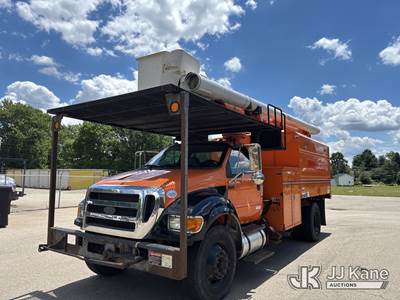 Altec LR756, 61 ft, Over-Center Bucket Truck