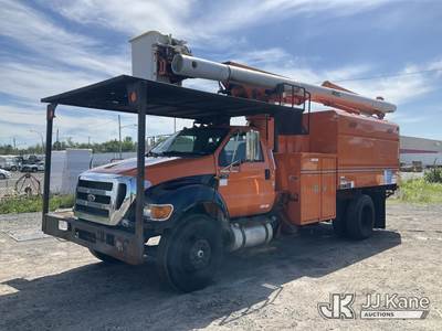 Altec LR756, 61 ft, Over-Center Bucket Truck