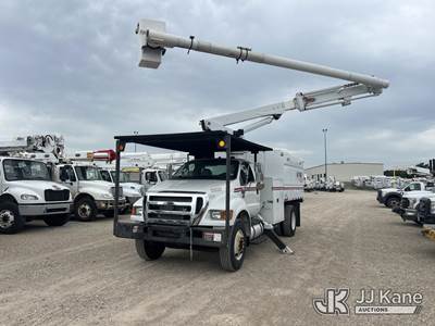 Altec LR756, 61 ft, Over-Center Bucket Truck