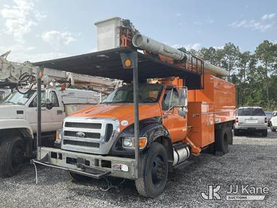 Altec LR756, 61 ft, Over-Center Bucket Truck
