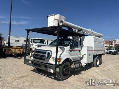 Altec LR756, 61 ft, Over-Center Bucket Truck
