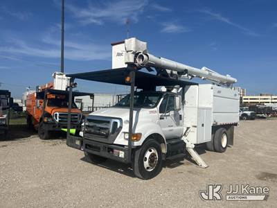 Altec LR756, 61 ft, Over-Center Bucket Truck