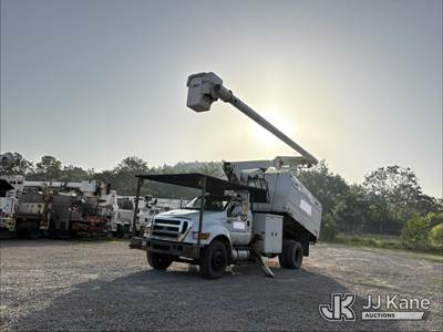 Altec LR756, 61 ft, Over-Center Bucket Truck