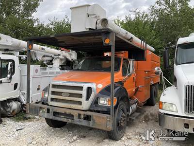 Altec LR756, 61 ft, Over-Center Bucket Truck