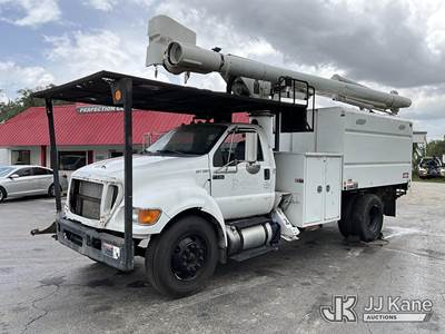 Altec LR756, 61 ft, Over-Center Bucket Truck