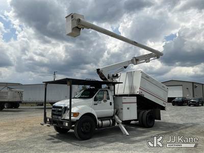 Altec LR756, 61 ft, Over-Center Bucket Truck