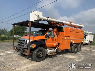 Altec LR756, 61 ft, Over-Center Bucket Truck