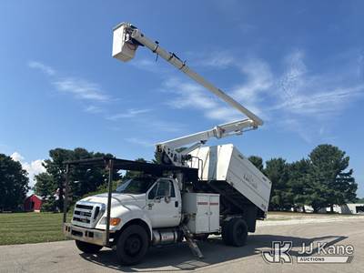 Altec LR756, 61 ft, Over-Center Bucket Truck