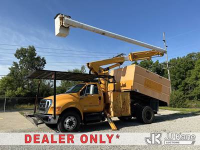 Altec LR756, 61 ft, Over-Center Bucket Truck