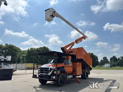 Altec LR756, 61 ft, Over-Center Bucket Truck