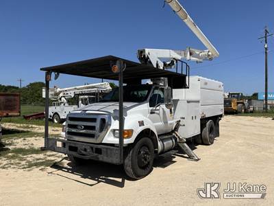 Altec LR756, 61 ft, Over-Center Bucket Truck