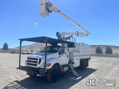 Altec LR756, 61 ft, Over-Center Bucket Truck