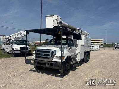 Altec LR756, 61 ft, Over-Center Bucket Truck