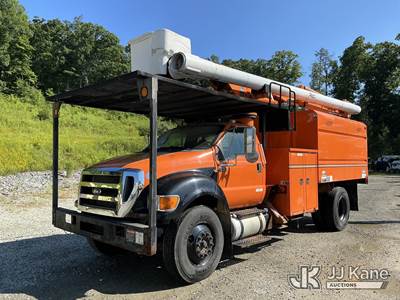 Altec LR756, 61 ft, Over-Center Bucket Truck