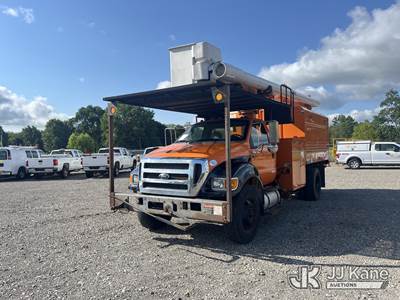 Altec LR756, 61 ft, Over-Center Bucket Truck
