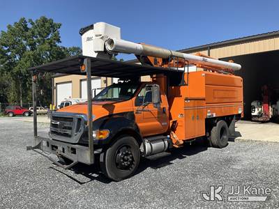 Altec LR756, 61 ft, Over-Center Bucket Truck