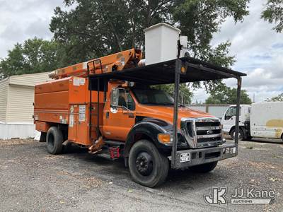 Altec LR756, 61 ft, Over-Center Bucket Truck