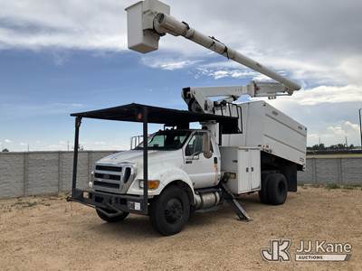Altec LR756, 61 ft, Over-Center Bucket Truck
