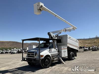Altec LR756, 61 ft, Over-Center Bucket Truck