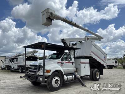 Altec LR756, 61 ft, Over-Center Bucket Truck