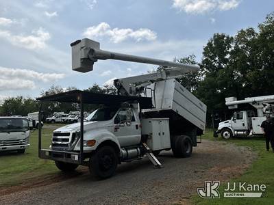 Altec LR756, 61 ft, Over-Center Bucket Truck