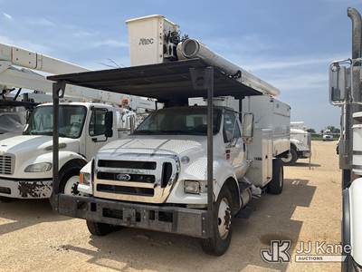 Altec LR756, 61 ft, Over-Center Bucket Truck