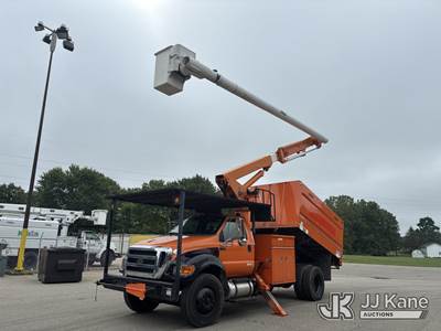 Altec LR756, 61 ft, Over-Center Bucket Truck