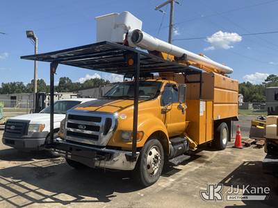 Altec LR756, 60 ft, Over-Center Bucket Truck