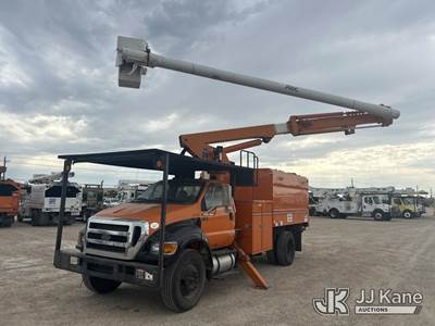 Altec LR756, 61 ft, Over-Center Bucket Truck