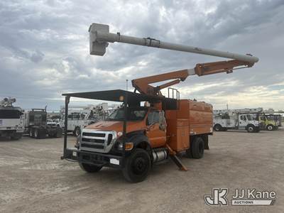 Altec LR756, 61 ft, Over-Center Bucket Truck