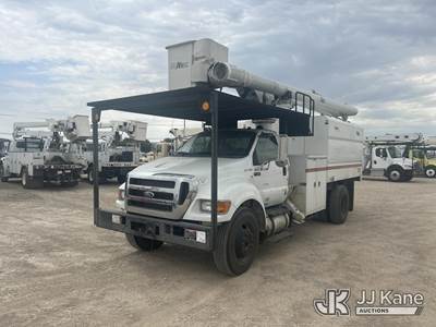 Altec LR756, 61 ft, Over-Center Bucket Truck