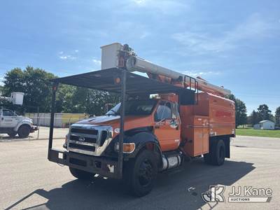 Altec LR756, 61 ft, Over-Center Bucket Truck