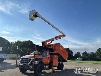 Altec LR756, 61 ft, Over-Center Bucket Truck