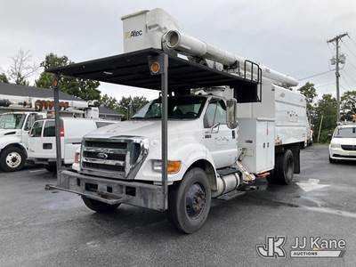 Altec LR756, 61 ft, Over-Center Bucket Truck