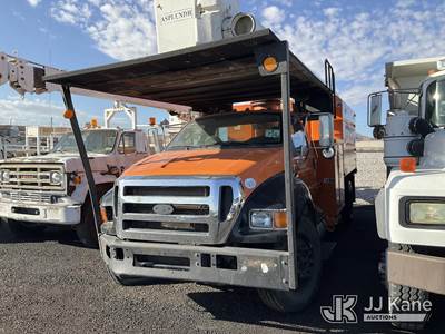 Altec LR756, 61 ft, Over-Center Bucket Truck
