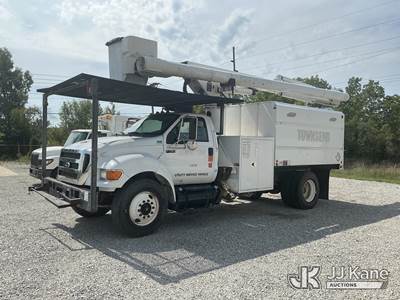 Altec LR756, 61 ft, Over-Center Bucket Truck