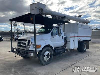 Altec LR756, 61 ft, Over-Center Bucket Truck