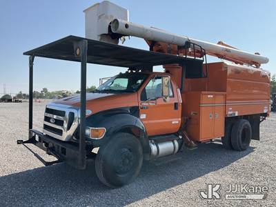Altec LR756, 61 ft, Over-Center Bucket Truck