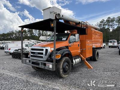 Altec LR756, 61 ft, Over-Center Bucket Truck