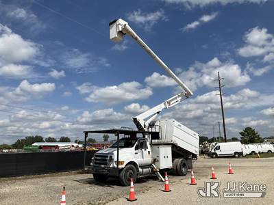 Altec LR756, 61 ft, Over-Center Bucket Truck