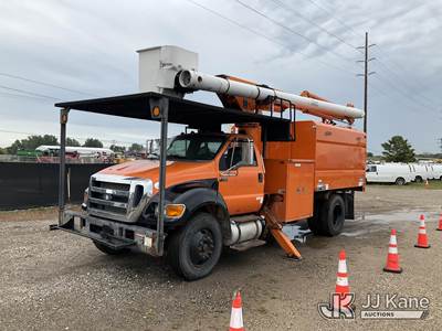Altec LR756, 61 ft, Over-Center Bucket Truck