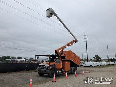 Altec LR756, 61 ft, Over-Center Bucket Truck