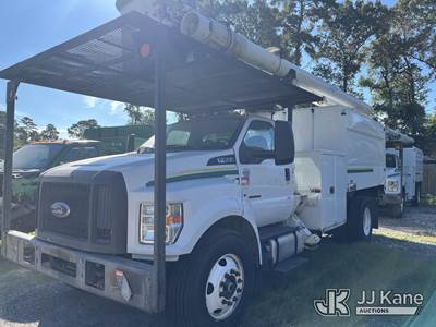 Altec LRV-56, 61 ft, Over-Center Bucket Truck