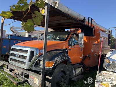 Altec LR756, 61 ft, Over-Center Bucket Truck