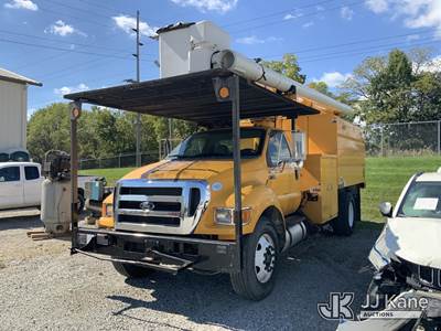 Altec LR756, 61 ft, Over-Center Bucket Truck