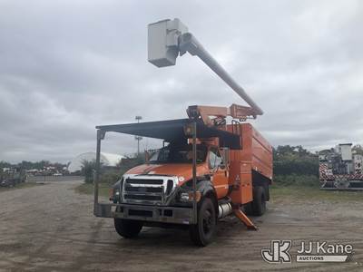 Altec LR756, 61 ft, Over-Center Bucket Truck