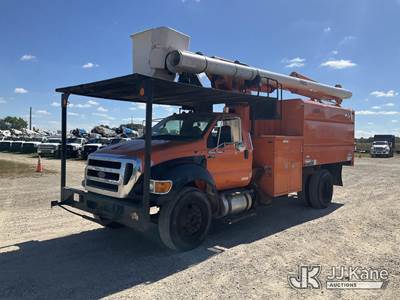 Altec LR756, 61 ft, Over-Center Bucket Truck