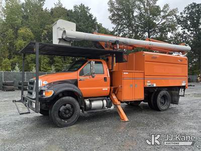 Altec LR756, 61 ft, Over-Center Bucket Truck